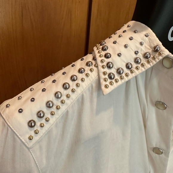 Prada button-up with brass detailing around the shoulders and collar. Size 40 - Picture 4 of 6